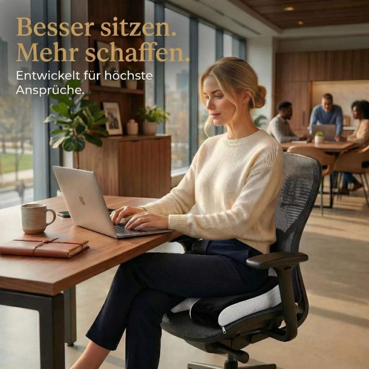 Frau sitzt im Büro auf einem Bürostuhl mit dem FORMWERK-NRW Sitzkissen